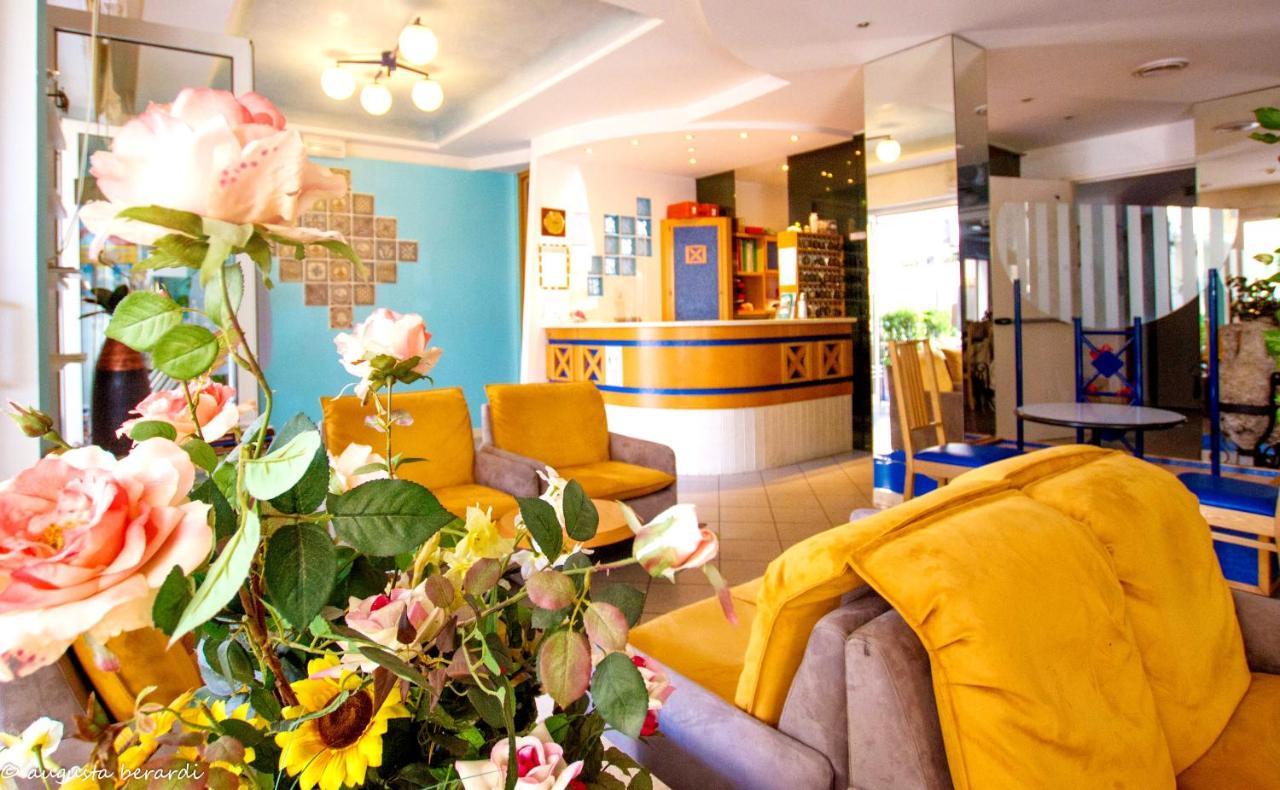 Hotel Adria B&B - Colazione Fino Alle 12 Misano Adriatico Ngoại thất bức ảnh
