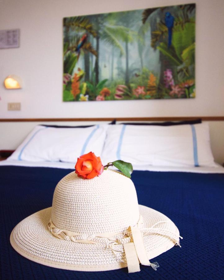 Hotel Adria B&B - Colazione Fino Alle 12 Misano Adriatico Ngoại thất bức ảnh