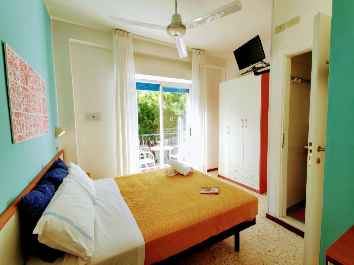 Hotel Adria B&B - Colazione Fino Alle 12 Misano Adriatico Ngoại thất bức ảnh