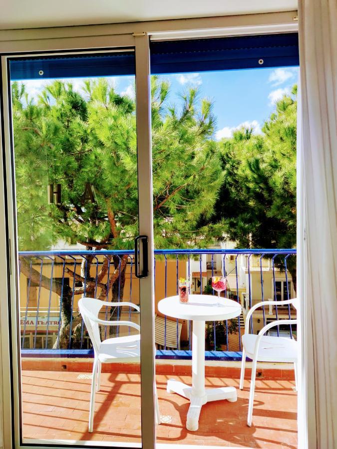 Hotel Adria B&B - Colazione Fino Alle 12 Misano Adriatico Ngoại thất bức ảnh