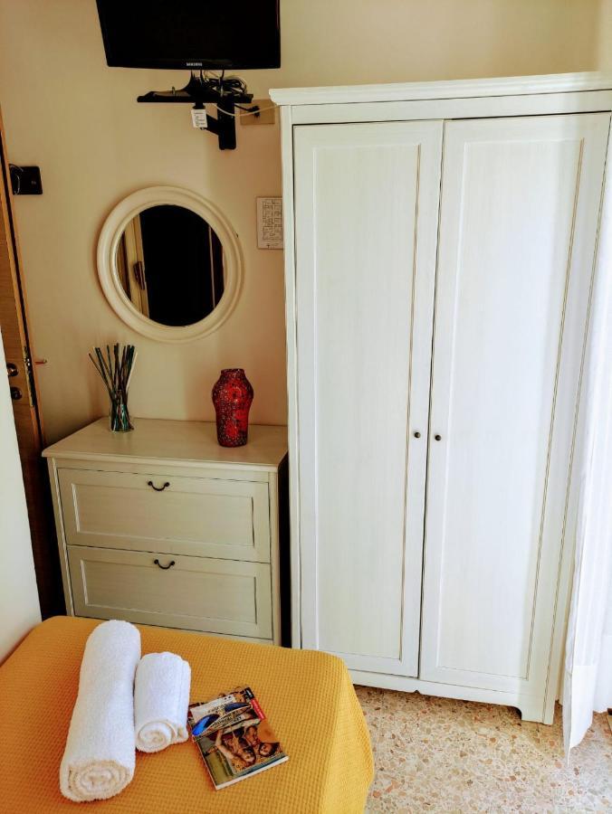 Hotel Adria B&B - Colazione Fino Alle 12 Misano Adriatico Ngoại thất bức ảnh