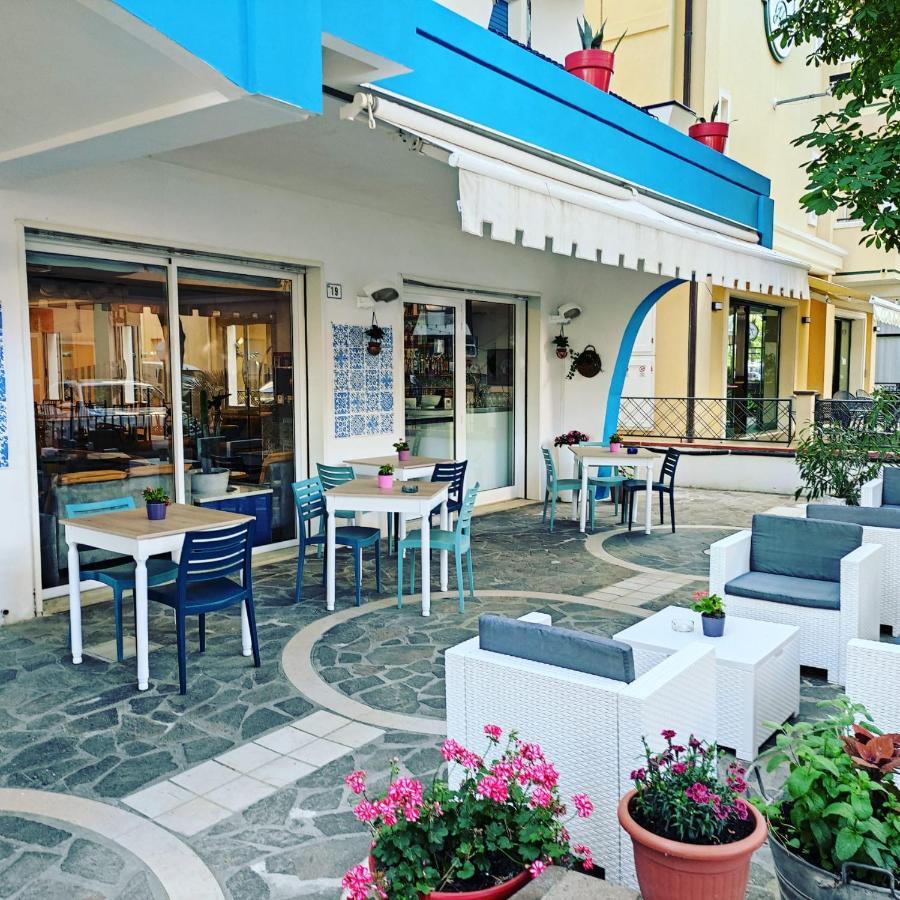 Hotel Adria B&B - Colazione Fino Alle 12 Misano Adriatico Ngoại thất bức ảnh