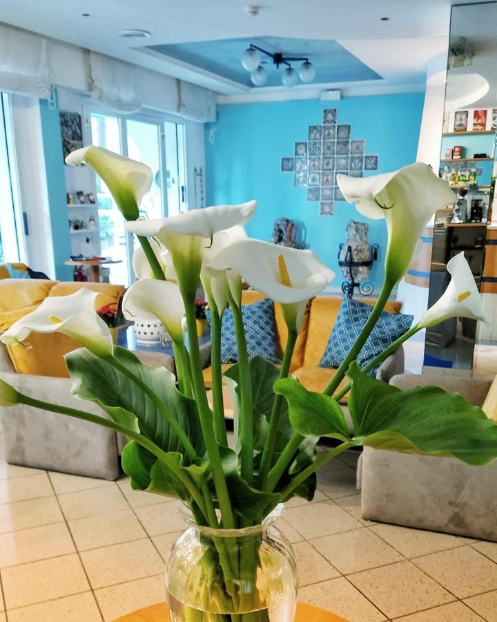 Hotel Adria B&B - Colazione Fino Alle 12 Misano Adriatico Ngoại thất bức ảnh