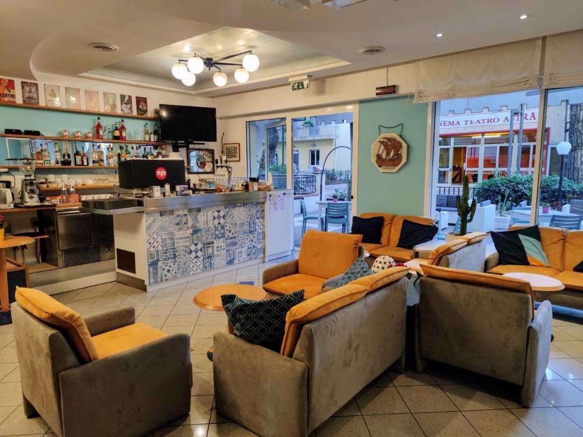 Hotel Adria B&B - Colazione Fino Alle 12 Misano Adriatico Ngoại thất bức ảnh