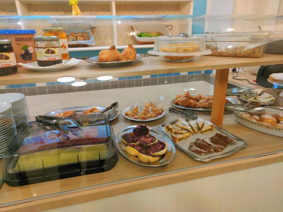 Hotel Adria B&B - Colazione Fino Alle 12 Misano Adriatico Ngoại thất bức ảnh