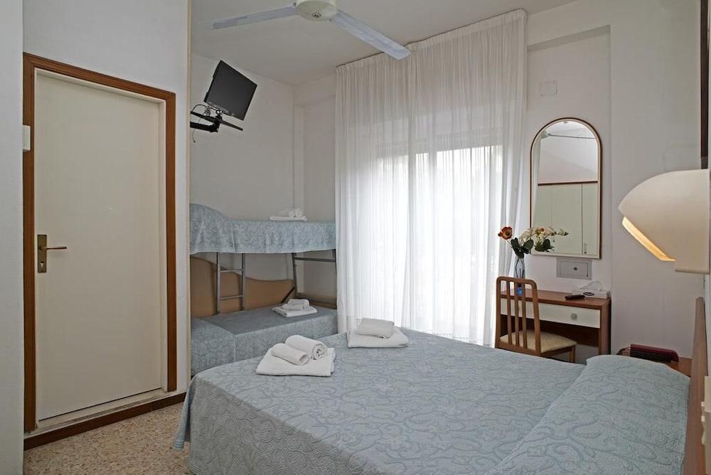 Hotel Adria B&B - Colazione Fino Alle 12 Misano Adriatico Ngoại thất bức ảnh