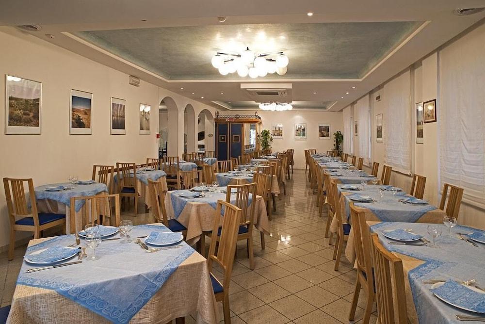 Hotel Adria B&B - Colazione Fino Alle 12 Misano Adriatico Ngoại thất bức ảnh