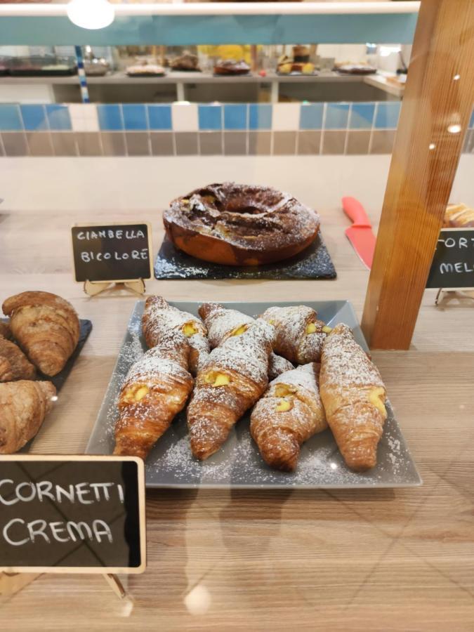 Hotel Adria B&B - Colazione Fino Alle 12 Misano Adriatico Ngoại thất bức ảnh