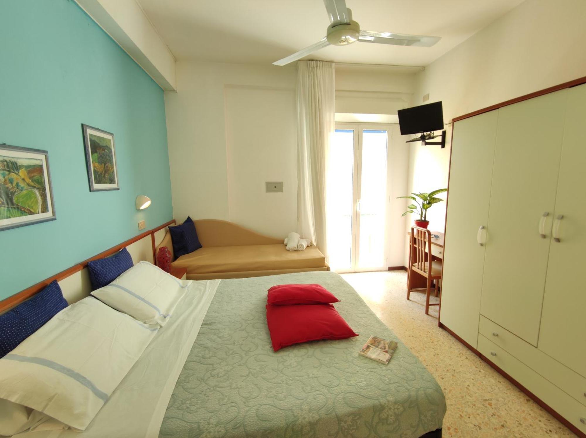Hotel Adria B&B - Colazione Fino Alle 12 Misano Adriatico Phòng bức ảnh