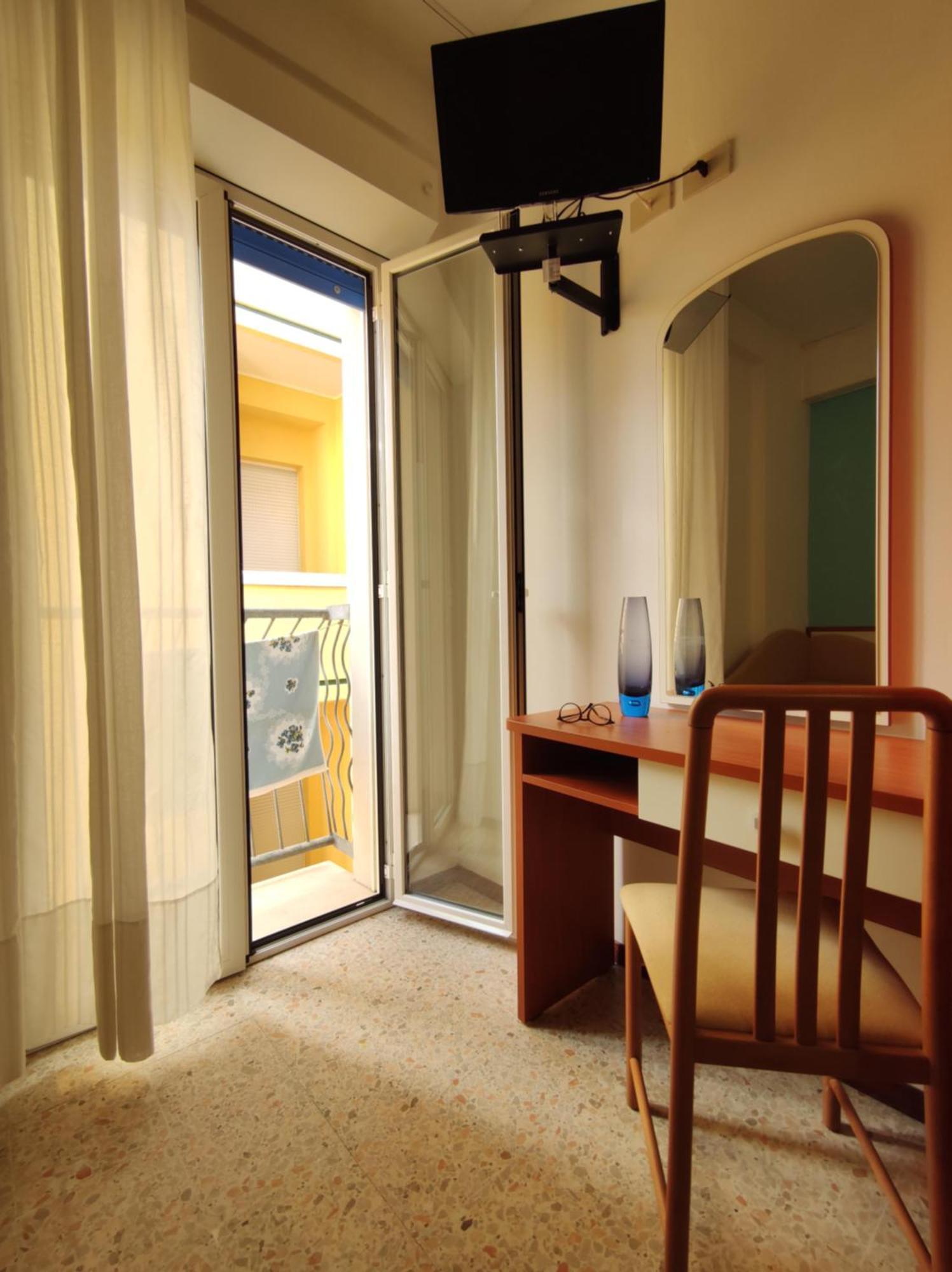 Hotel Adria B&B - Colazione Fino Alle 12 Misano Adriatico Phòng bức ảnh